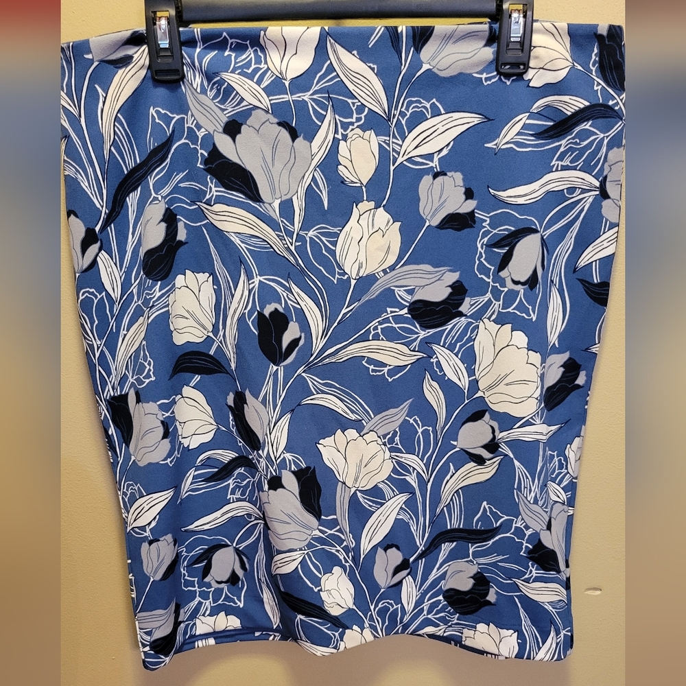 Banana Republic 22inch Skirt Size 12 - Blue, White, Gray Floral Print